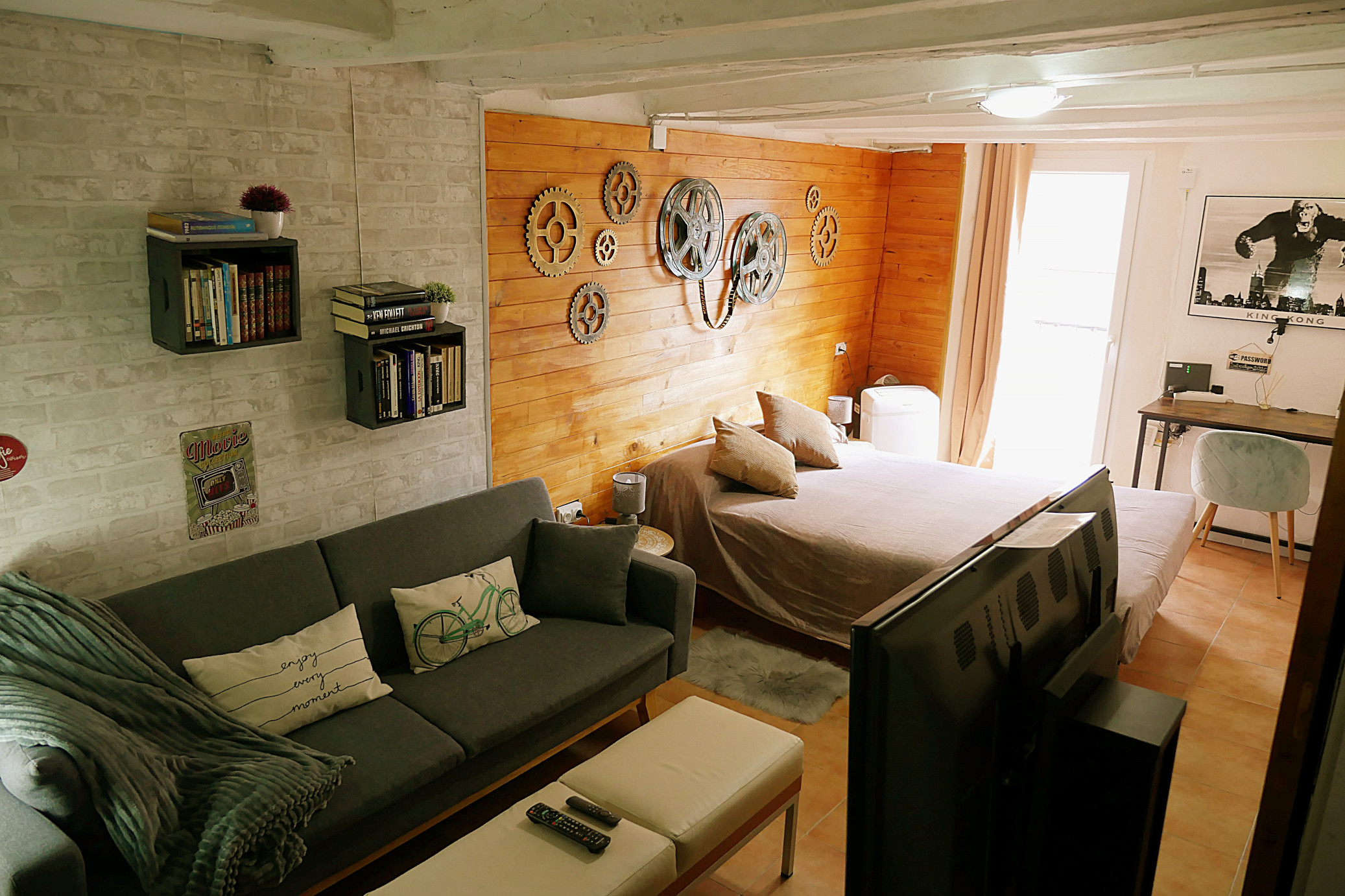 Bedroom with cozy furnishings - Slide 3