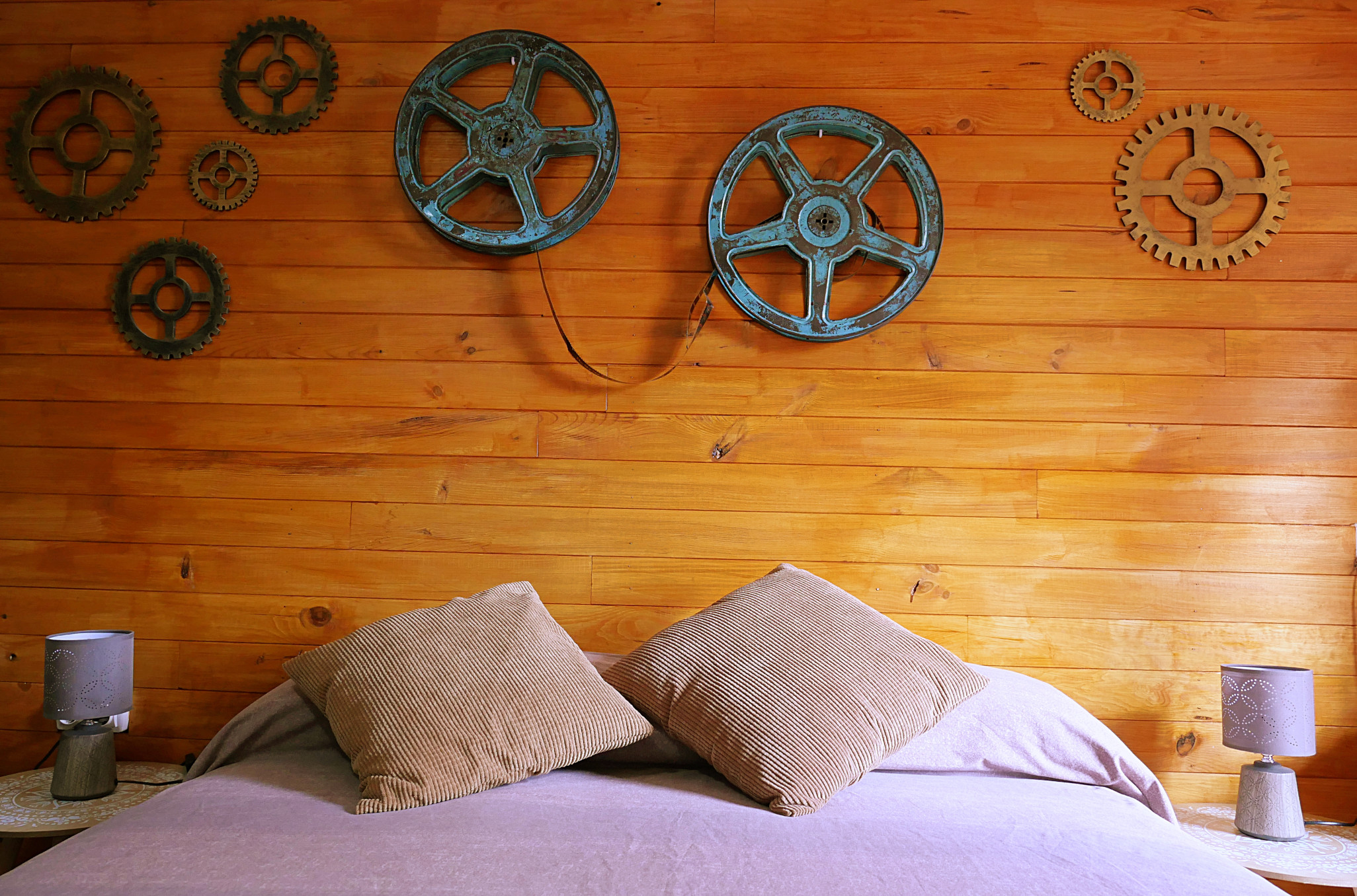 Dining area with wooden table - Slide 4